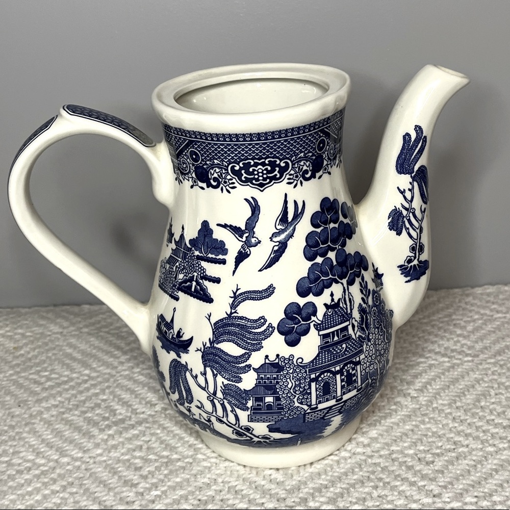 Vintage Churchill Blue Willow Teapot made in england china (no lid)